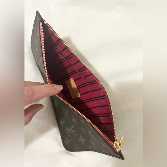 🌟NWOT🌟 Monogrammed Pouch/Wristlet - Picture 3 of 6